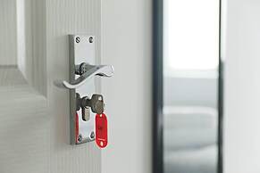 Modern 4 Bed Townhouse with Parking