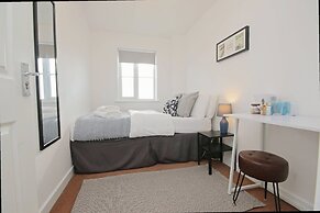 Modern 4 Bed Townhouse with Parking