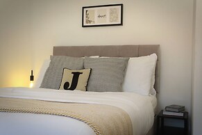 Modern 4 Bed Townhouse with Parking