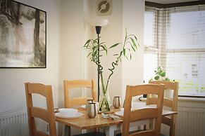 Modern 4 Bed Townhouse with Parking