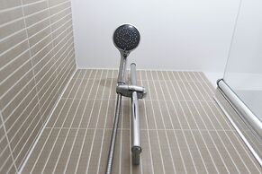 Modern 4 Bed Townhouse with Parking