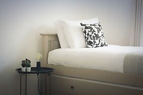 Modern 4 Bed Townhouse with Parking