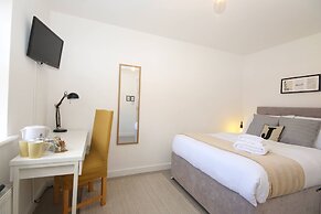 Modern 4 Bed Townhouse with Parking