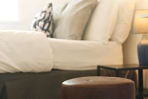 Modern 4 Bed Townhouse with Parking