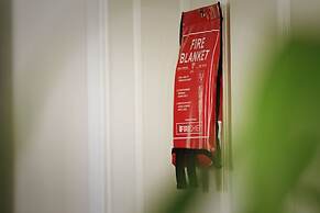 Modern 4 Bed Townhouse with Parking