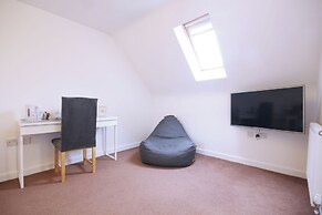 Modern 4 Bed Townhouse with Parking