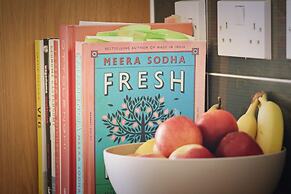 Modern 4 Bed Townhouse with Parking