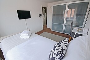 Modern 4 Bed Townhouse with Parking