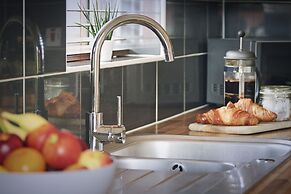 Modern 4 Bed Townhouse with Parking