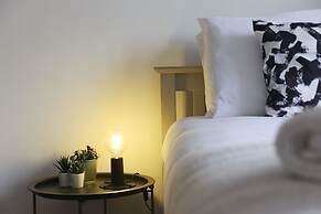 Modern 4 Bed Townhouse with Parking