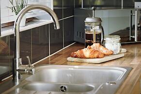 Modern 4 Bed Townhouse with Parking