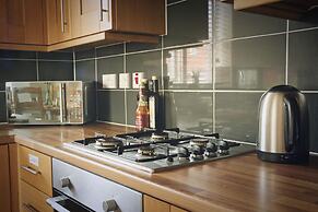 Modern 4 Bed Townhouse with Parking