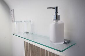 Modern 4 Bed Townhouse with Parking