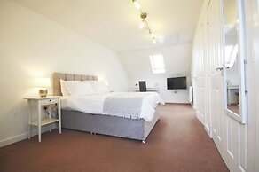 Modern 4 Bed Townhouse with Parking