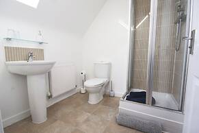 Modern 4 Bed Townhouse with Parking