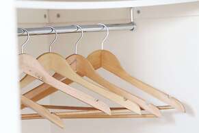 Modern 4 Bed Townhouse with Parking