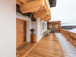 Farmhouse With Swimming Pond and hot tub