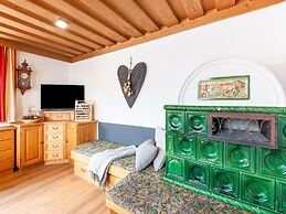 Farmhouse With Swimming Pond and hot tub