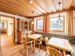 Farmhouse With Swimming Pond and hot tub