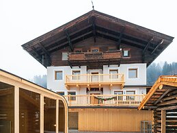 Farmhouse With Swimming Pond and hot tub