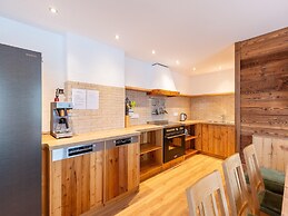Farmhouse With Swimming Pond and hot tub