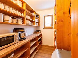 Farmhouse With Swimming Pond and hot tub