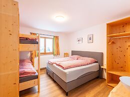 Farmhouse With Swimming Pond and hot tub