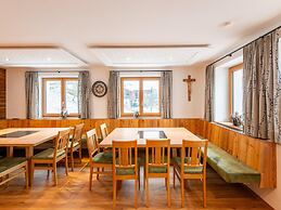 Farmhouse With Swimming Pond and hot tub