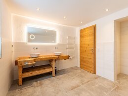 Farmhouse With Swimming Pond and hot tub