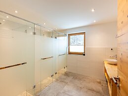 Farmhouse With Swimming Pond and hot tub