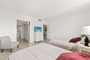 Ocean Peace of Mind - Beachfront Condo With Pool & Gym