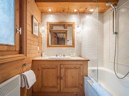 Large Chalet With Barrel Sauna and Whirlpool