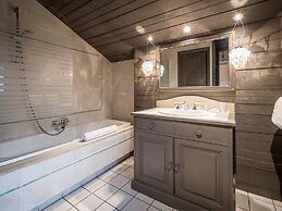 Large Chalet With Barrel Sauna and Whirlpool