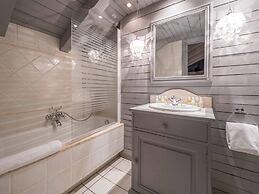 Large Chalet With Barrel Sauna and Whirlpool