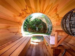 Large Chalet With Barrel Sauna and Whirlpool