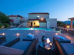 Charming Villa Peso