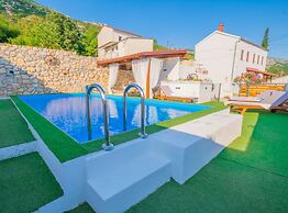 Exquisite Holiday Home With Private Pool and Sauna