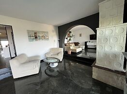 Tranquil Spacious Villa With Private Pool