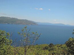 Serene Garden Apartment With Terrace