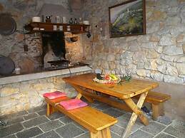 Serene Garden Apartment With Terrace