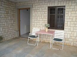 Serene Garden Apartment With Terrace