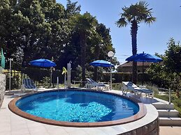 Charming Apartment With Sea Views and Shared Pool