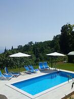 Charming Brsec Apartment With Shared Pool