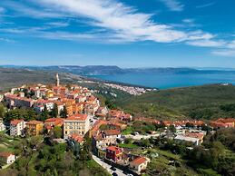 Stylish Two Bedroom Apartment in Labin