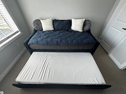 Cozy Whitby Retreat - 2 Bedroom Private House