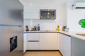 w Majestic 1BR w Stunning Balcony View