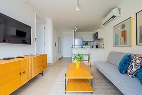 w Majestic 1BR w Stunning Balcony View