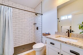 Lake-view Retreat w/ Grill in Eagle Rock!