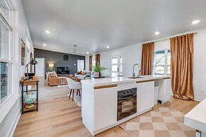 Lake-view Retreat w/ Grill in Eagle Rock!