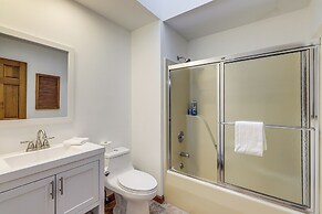 On-site Lake & Gazebo: Cabin in Yellow Springs!